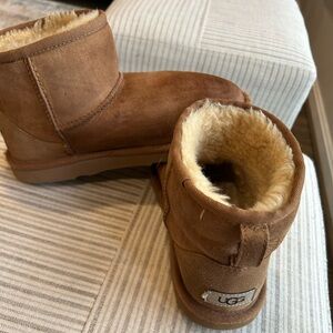 Big kids Ugg classic mini II size 5